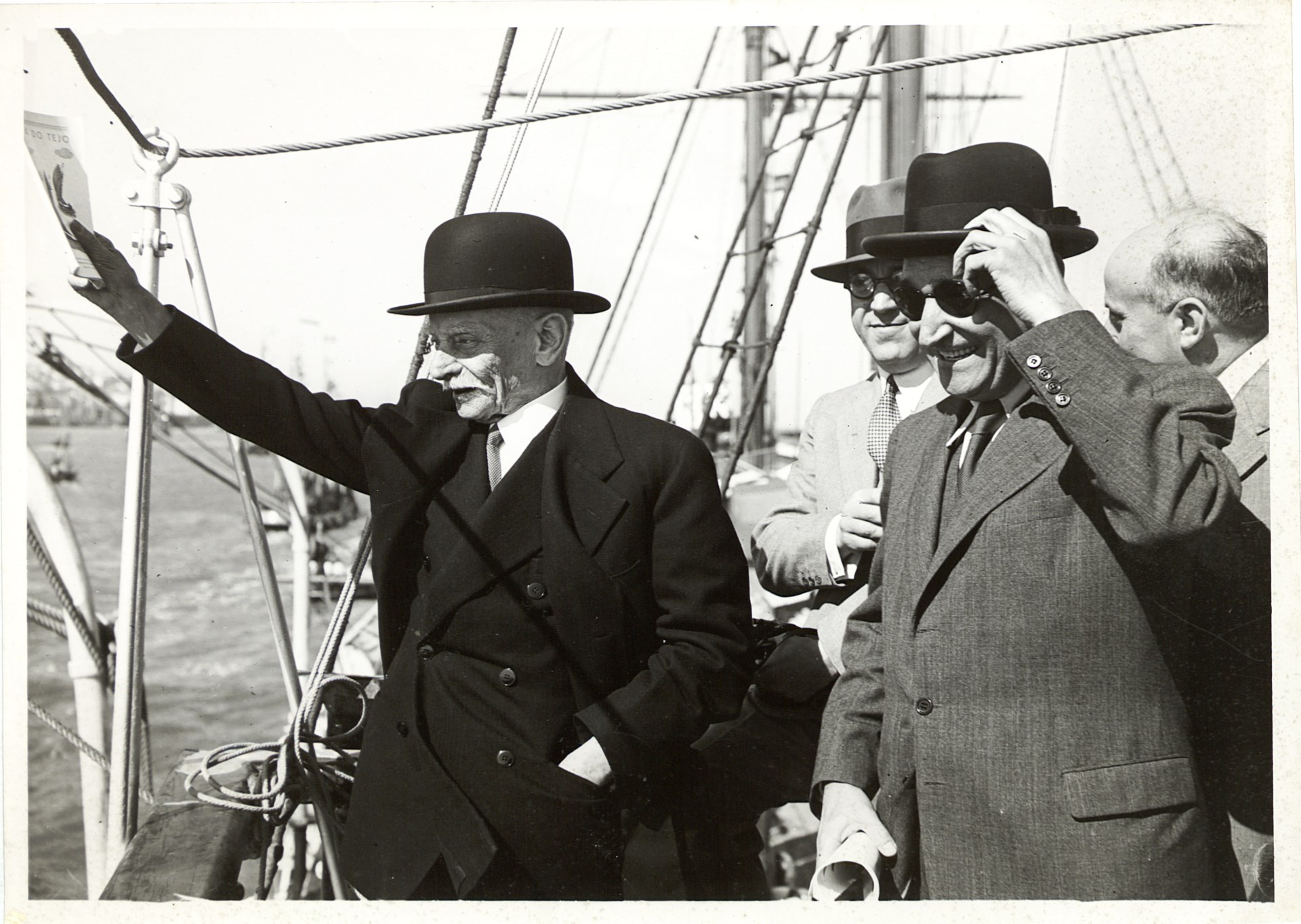 O Presidente da República Óscar Carmona, num gesto de saudação, ao lado do presidente do Conselho de Ministros Oliveira Salazar, à direita, a bordo do navio «D. Fernando».
