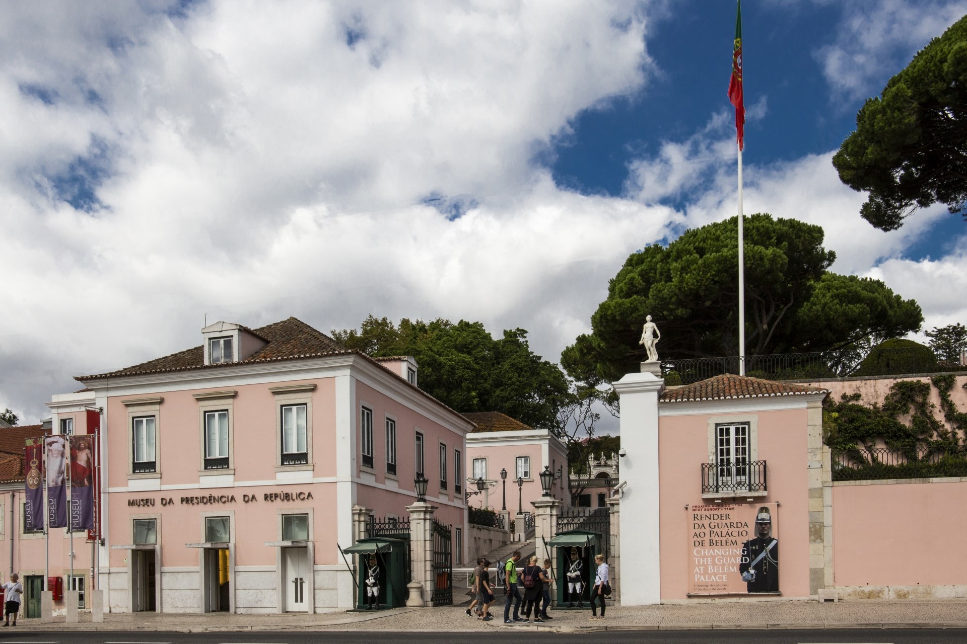 Vista parcial da fachada principal do Palácio de Belém; à esquerda, a entrada do Museu.