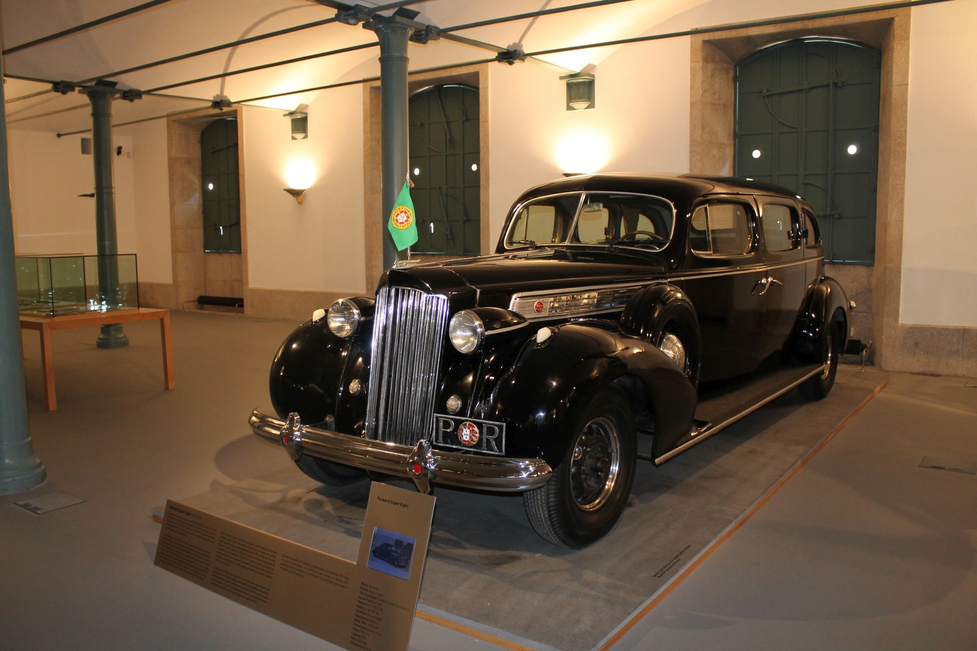 Packard Super Eight, pertencente à coleção da Presidência da República, em exposição na Alfândega do Porto.