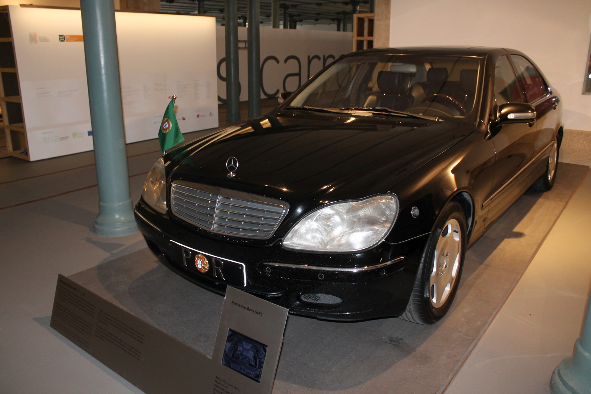 Mercedes-Benz S600, pertencente à coleção da Presidência da República, em exposição na Alfândega do Porto.