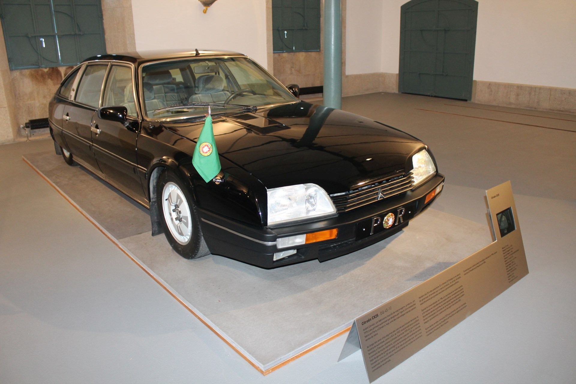 Citroën CX25 Prestige, pertencente à coleção da Presidência da República, em exposição na Alfândega do Porto.