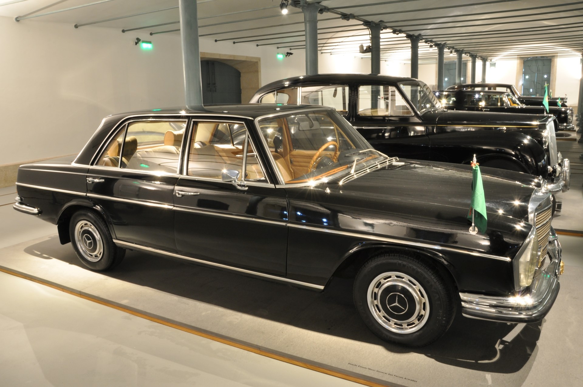 Alguns dos automóveis em exposição no Museu dos Transportes e Comunicações do Porto. Em primeiro plano, um Mercedes-Benz 280 SEL.