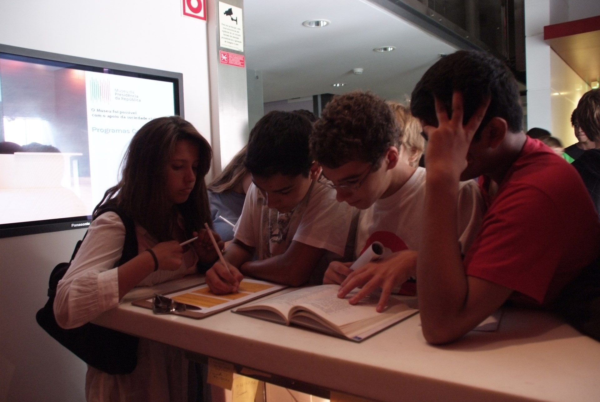 Participantes durante a atividade pedagógica «Um Museu por explorar».
