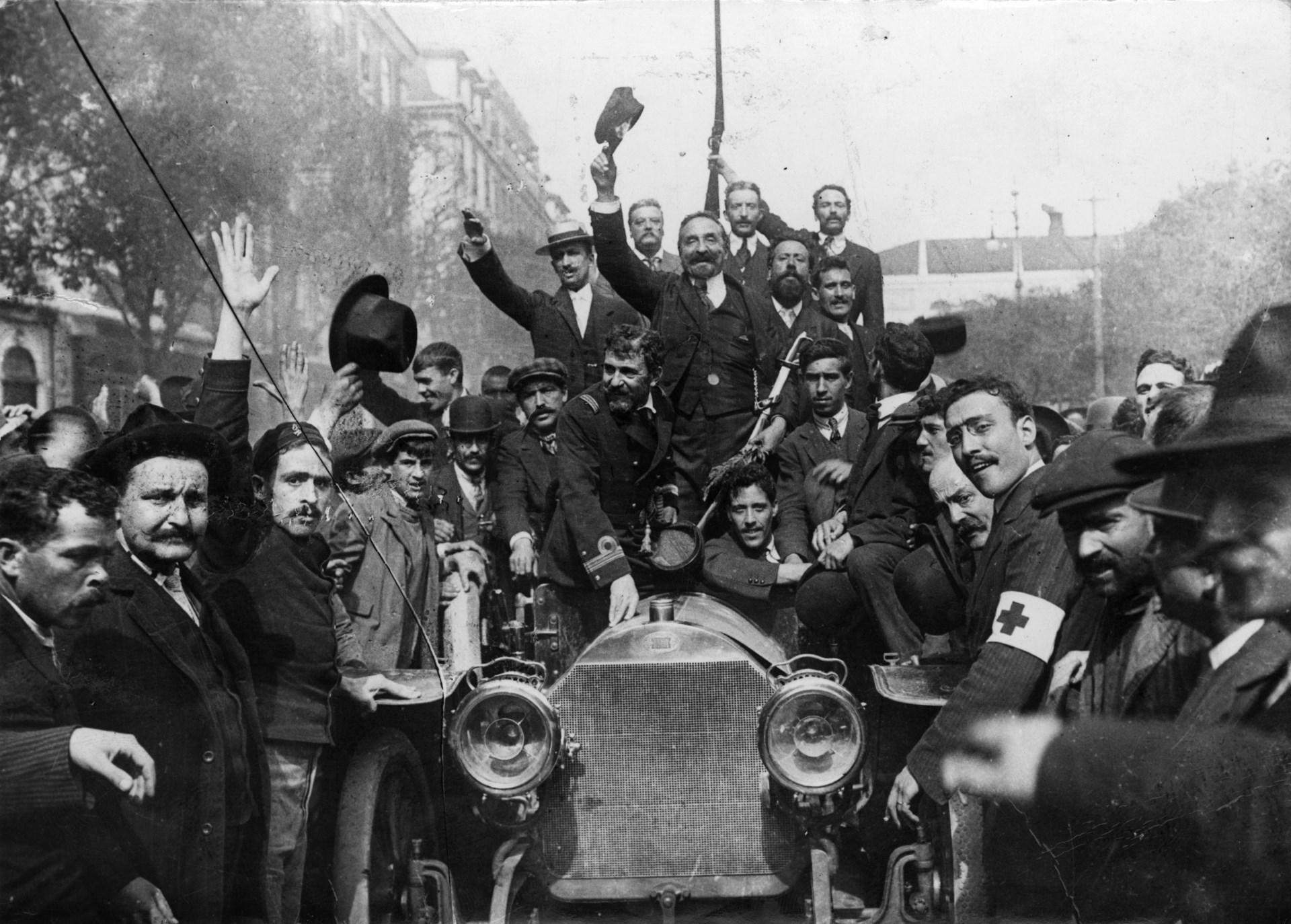 Militares e civis festejando a implantação da República, em Lisboa (ao centro, erguendo o chapéu, Francisco Correia de Herédia, visconde da Ribeira Brava), no 5 de outubro de 1910.