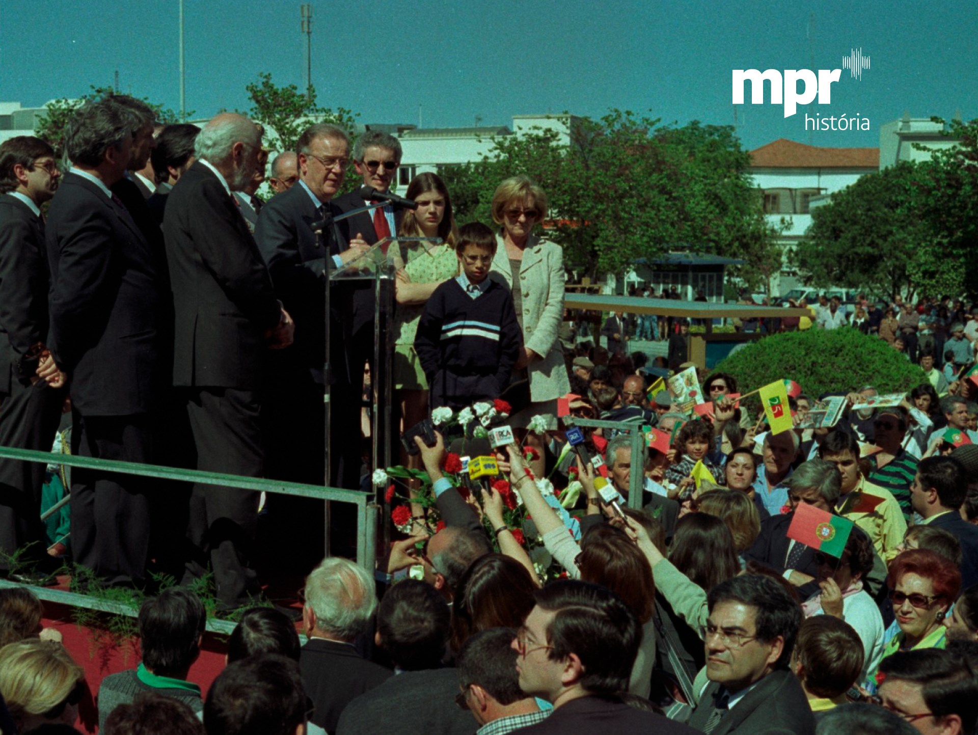 O Presidente Jorge Sampaio, demais autoridades, com a viúva e filhos de Salgueiro Maia, na cerimónia de inauguração do monumento dedicado ao capitão de Abril.