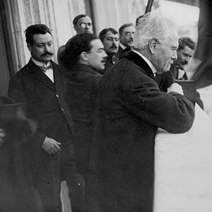 Tomada de posse do Presidente da República Teófilo Braga. O novo Chefe do Estado saúda os populares, da varanda da Assembleia da Nacional, atual Assembleia da República, ao lado do general Correia Barreto, presidente do Senado.