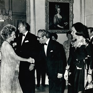 Visita oficial do Presidente da República Costa Gomes a França. São cumprimentados, na Sala Cleópatra do Palácio do Eliseu: primeiro, o Presidente Valéry Giscard d'Estaing, depois, Costa Gomes; segue-se Estela Costa Gomes e Anne Giscard d'Estaing.
