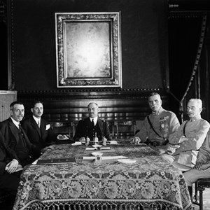O Presidente do Ministério José Mendes Cabeçadas Júnior, ao centro, no Palácio de Belém, presidindo à reunião inicial do I Governo da Ditadura. Manuel Gomes da Costa, ministro da Guerra e das Colónias, é o terceiro a contar da direita.