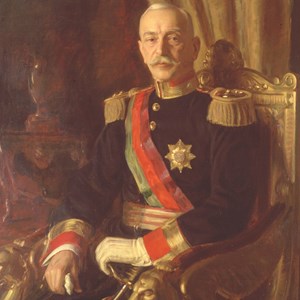 Retrato oficial do Presidente da República Óscar Carmona; faz parte da Galeria dos Retratos do Museu da Presidência da República. O Chefe do Estado ostenta a Banda das Três Ordens com a respetiva placa de peito.