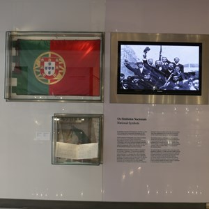 Núcleo dos símbolos nacionais. O filme que apresenta a implantação e organização da República Portuguesa encontra-se à direita.