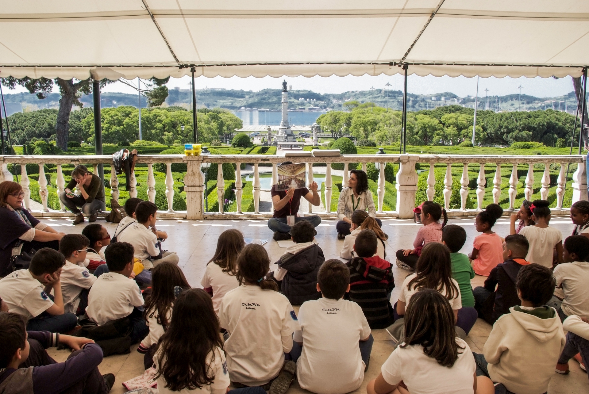 Oficina «Belém: uma viagem no tempo». Alunos da Casa Pia de Lisboa observam um conjunto de imagens de Belém desde o século XVI até à atualidade.