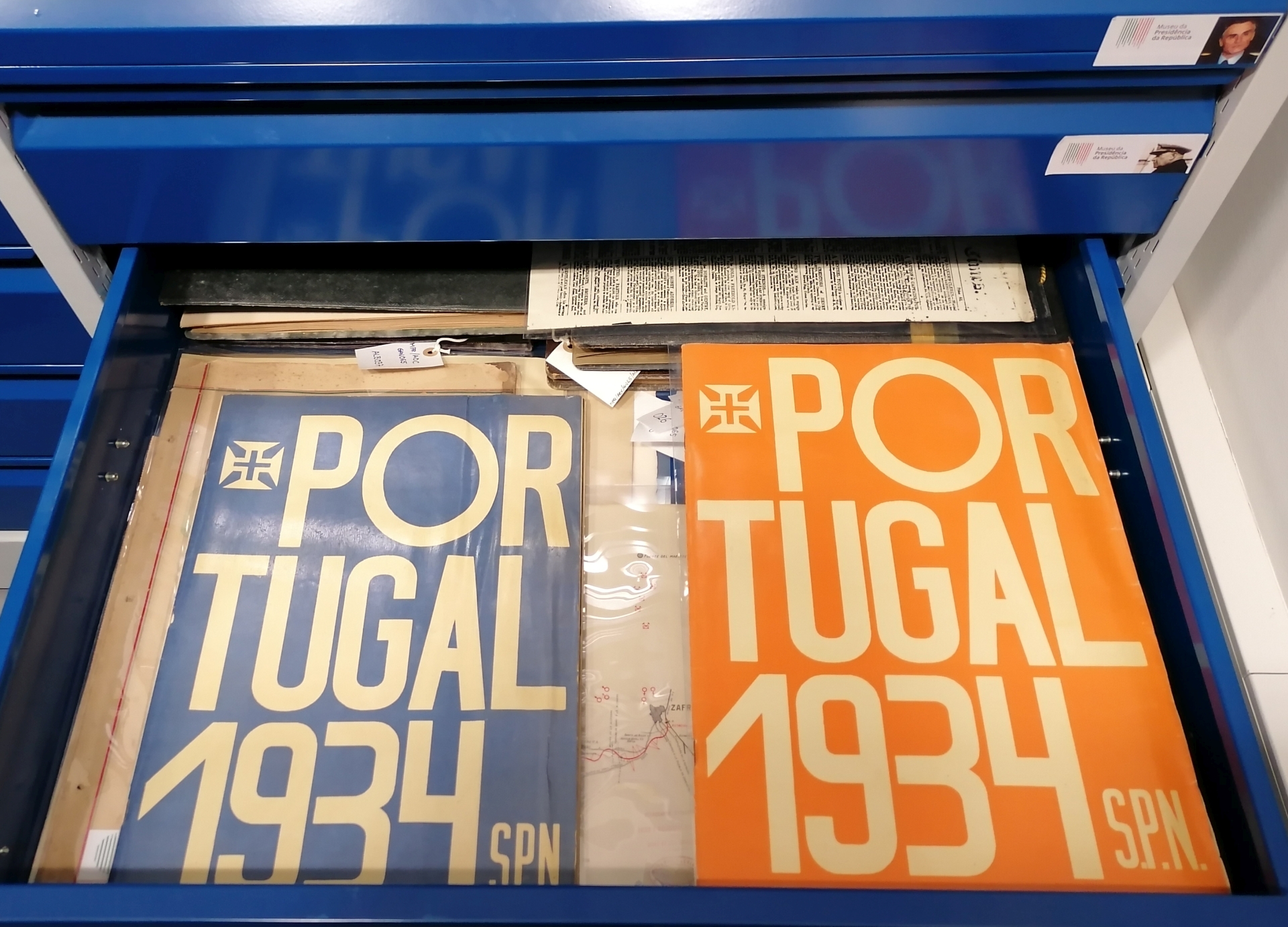 Os dois exemplares de «Portugal 1934» que fazem parte do espólio do Presidente Óscar Carmona, no Arquivo dos Presidentes - MPR.