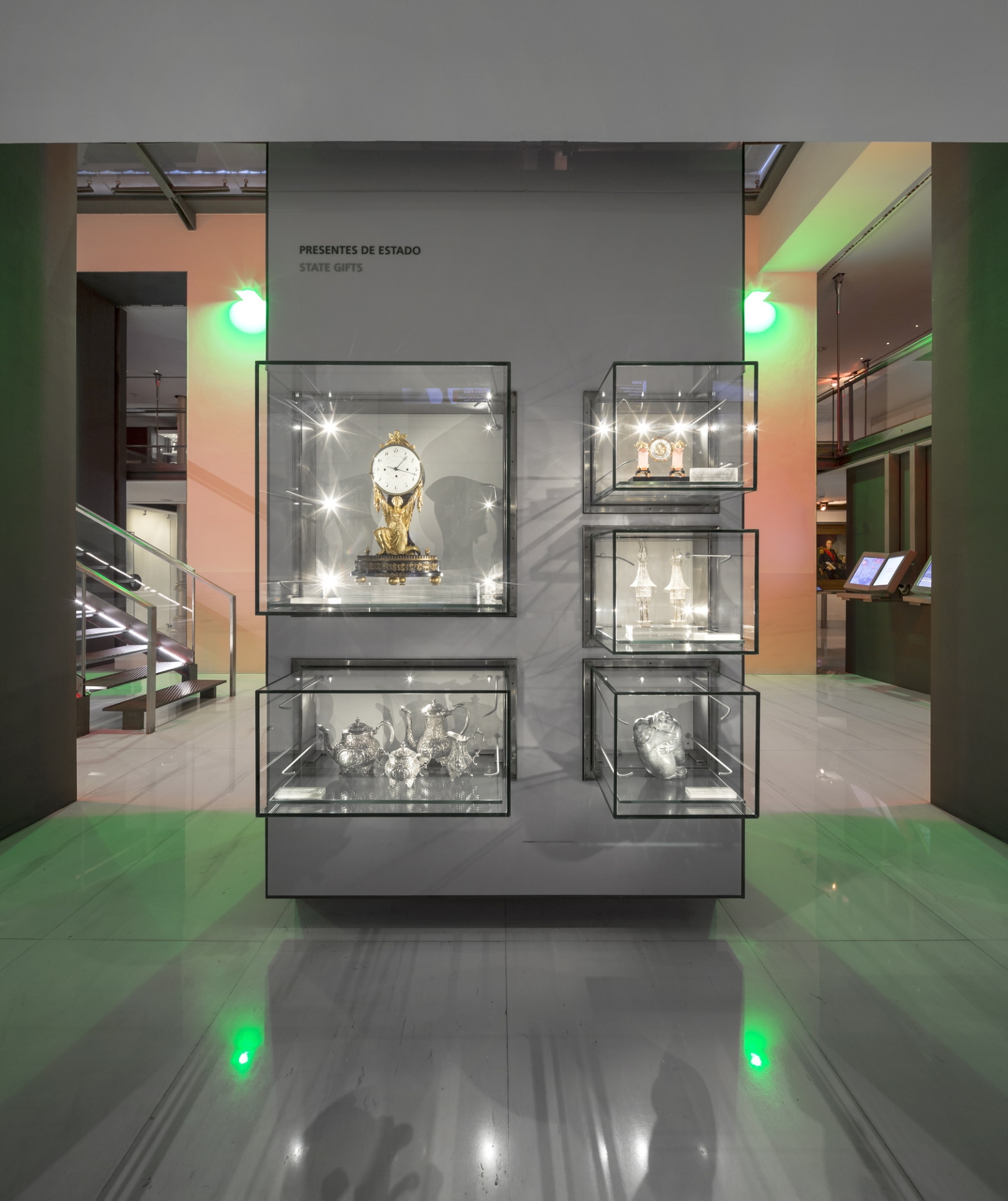 Peças da coleção do Museu em exibição na exposição permanente.