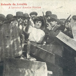 Bilhete-postal com imagem fotomecânica que regista a posição do contingente republicano na Rotunda da Avenida. Destacada, entre os revoltosos, Amélia Santos.