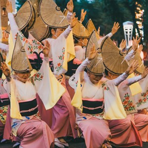 O festival de dança tradicional «Awa-odori», que decorre em agosto, na cidade japonesa de Tokushima.