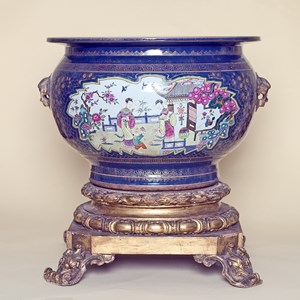 Aquário de porcelana chinesa (dinastia Qing), que integra a coleção do Palácio Nacional de Belém, e que se encontra representado no retrato oficial do Presidente Manuel Teixeira Gomes.