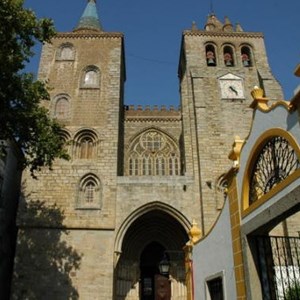Sé de Évora. À direita, a entrada para o palácio do Vimioso.