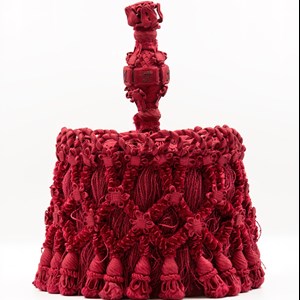 Borla do traje doutoral de Teófilo Braga. A borla simboliza a sabedoria. A cor carmesim corresponde ao Curso de Direito. Na parte superior estão gravadas, a toda a volta, as iniciais D.J.T.F.B. (Dr. Joaquim Teófilo Fernandes Braga). 1868.
