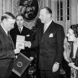 Entrega do Prémio Nobel em casa de Egas Moniz pelo ministro da Suécia em Portugal, Gustaf Weidel. O estado de saúde do médico português não lhe permitiu realizar a viagem até Estocolmo.