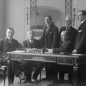 A Delegação Portuguesa à Conferência de Paz de Paris. Da esquerda para a direita: Egas Moniz, Augusto de Vasconcelos, Alfredo Freire de Andrade, Espírito Santo Lima, Santos Viegas, Jaime Batalha Reis e Egas Alpoim.