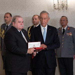 O Presidente Marcelo Rebelo de Sousa condecora a Associação de Comandos com o título de Membro Honorário da Ordem Militar de Cristo.