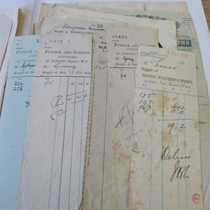 Recibos de leiloeiras londrinas relativos a artigos comprados por Manuel Teixeira Gomes para a Legação de Portugal em Londres. Biblioteca Nacional Esp. E46 / Cx.48.