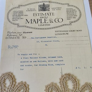 Amostra de tecido (renda ou galão) enviada pela empresa Maple & Company para Manuel Teixeira Gomes destinada à decoração da sala de estar da Legação de Portugal em Londres. 27 de fevereiro de 1917. Biblioteca Nacional Esp. E46 / Cx.48.