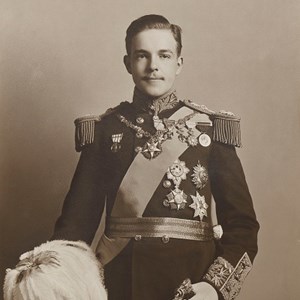 D. Manuel II com o uniforme de generalíssimo. No jantar, o Rei usou este uniforme e o Presidente do Brasil o uniforme de marechal.