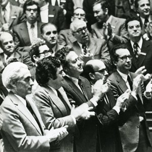 Os ministros Álvaro Cunhal, Magalhães Mota, Mário Soares, Pereira de Moura e Salgado Zenha, na Sala das Sessões do Palácio de São Bento, aplaudindo o Presidente da República, Francisco da Costa Gomes, por ocasião da abertura da primeira Assembleia Constituinte.