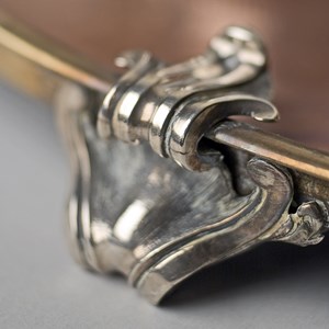 Detalhe da escrivaninha (1744) de Thomas Germain: apesar de a bandeja não ser já a original, os pés em prata que a suportam foram, ainda, executados pelo ourives francês.