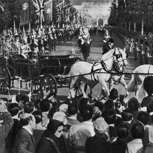 Recepção ao Chefe do Estado português, Francisco Craveiro Lopes: depois do desfile pelas ruas de Londres, o coche aproxima-se do Palácio de Buckingham.