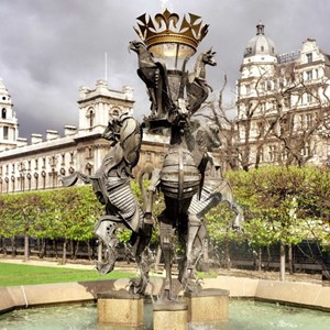 «Fonte do Jubileu», escultura de Walenty Pytel (1977), executada para assinalar o jubileu de prata da Rainha Isabel II.