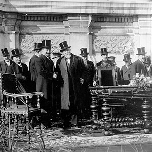 O Presidente Manuel de Arriaga, junto ao monumento dos Restauradores, em Lisboa, nas celebrações do 1.º de Dezembro de 1913.