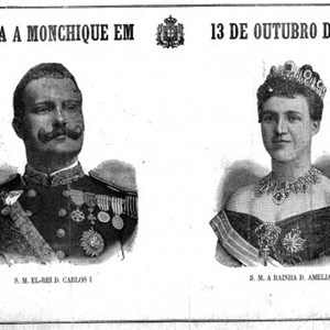 Anúncio da visita de D. Carlos e D. Amélia a Monchique (Algarve), com uma representação do casal real semelhante à dos medalhões em bronze.