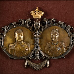 Conjunto de medalhas em bronze representando D. Carlos e D. Amélia (pormenor).